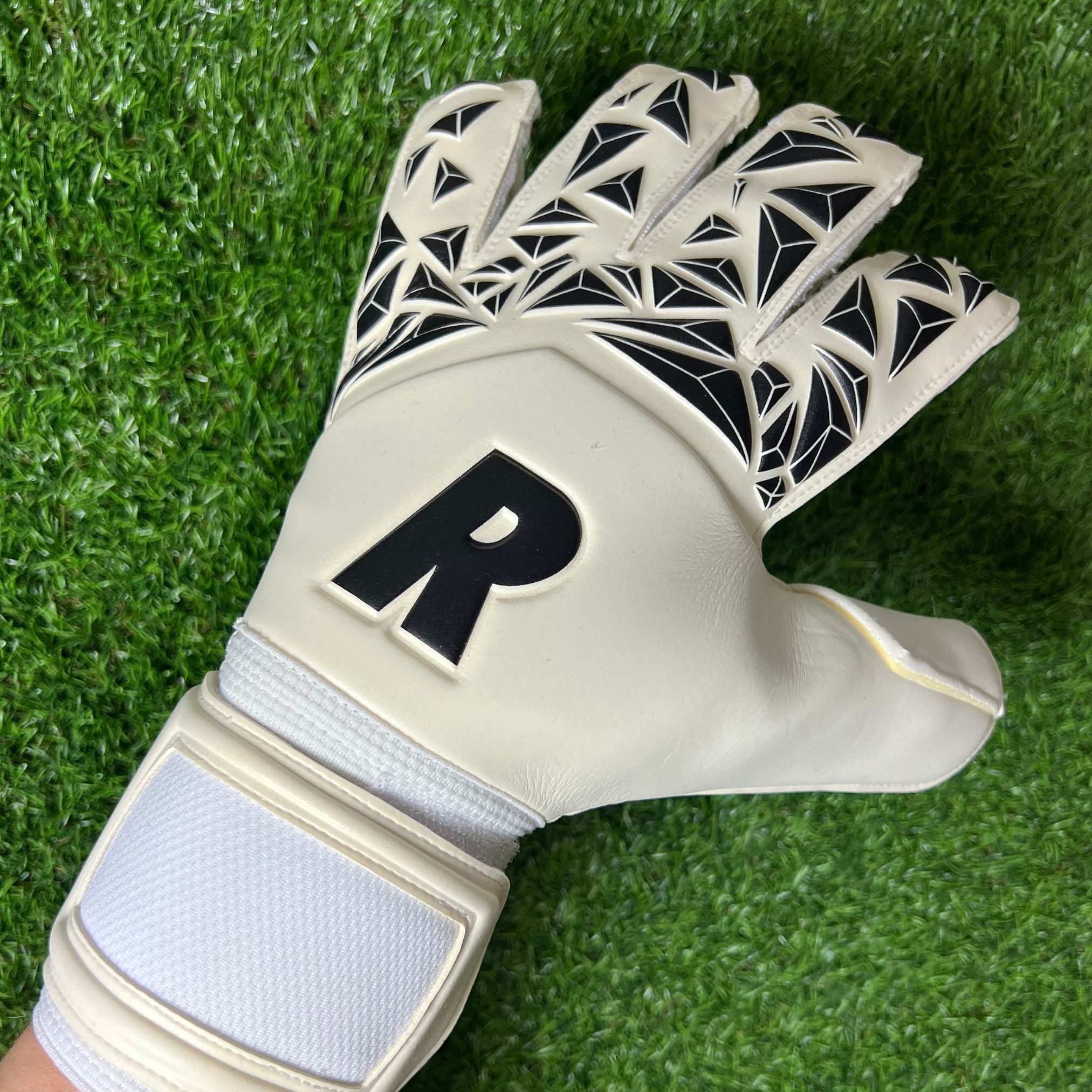 How to choose a goalkeeper glove cut gloveglu